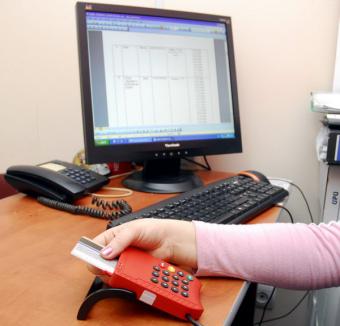 Spitalul Judeţean şi cel Municipal pot 'citi' cardurile electronice de sănătate